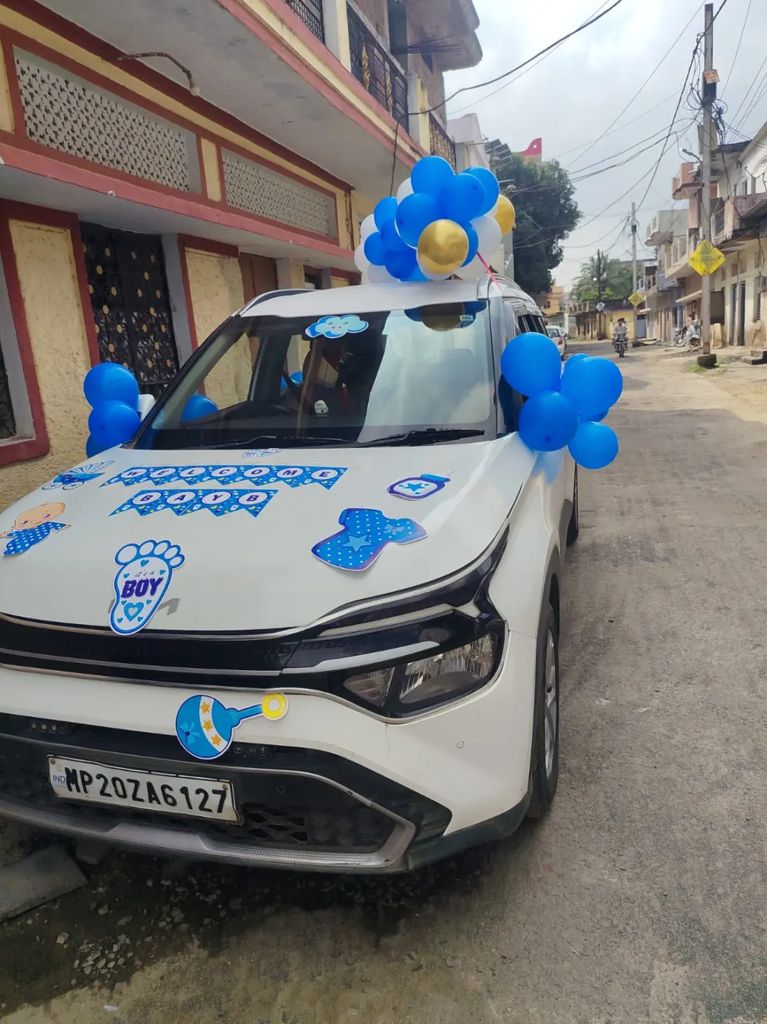 Toyota Innova decorated with balloons for a celebration